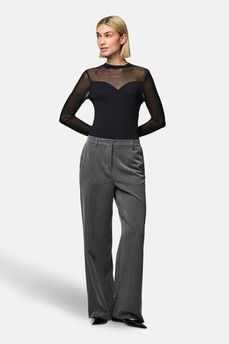 Corps noir de PIECES® avec des manches longues et transparentes et une encolure en cœur.