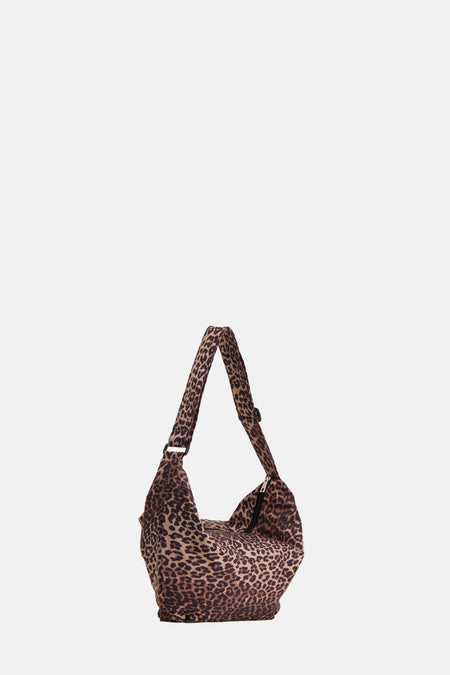 Een luipaardprint schoudertas.

