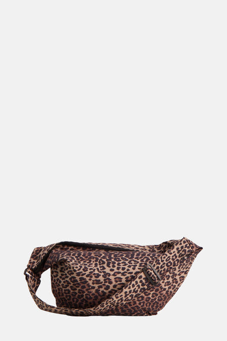 Sac à dos avec imprimé de léopard de PIECES, avec une sangle réglable et une boucle noire.