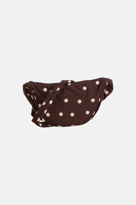 Sac à bandoulière marron de PIECES® à motif à pois, visible dans un plan isolé.