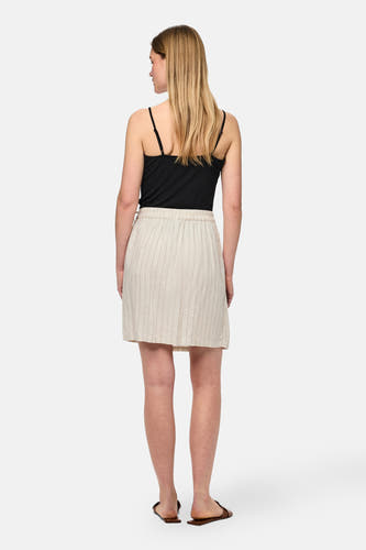 Jupe écru courte de PIECES®, avec un motif à carreaux et une ceinture élastique sur le dos.
