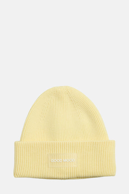 Casquette PIECES® de couleur jaune avec une texture rayée et un détail "GOOD MOOD" rectangulaire.