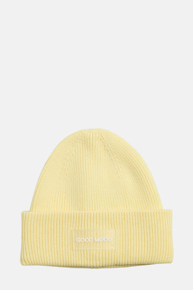 Casquette PIECES® de couleur jaune avec une texture rayée et un détail "GOOD MOOD" rectangulaire.