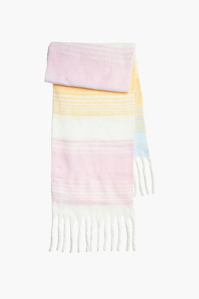 Écharpe d'hiver multicolore de PIECES® avec des rayures douces et des franges aux extrémités.