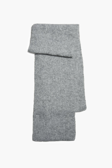 Chapeau d'hiver gris de PIECES® avec une texture grossière, tricotée.
