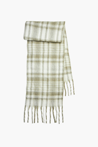 Manteau d'hiver vert de Pieces avec un motif à carreaux et des franges aux extrémités.