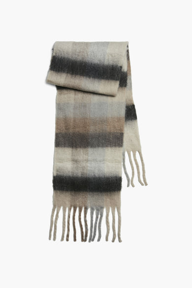 Chapeau d'hiver gris de PIECES® avec des rayures et des franges.
