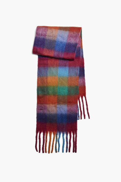 Écharpe d'hiver multicolore de PIECES® avec une impression grossière et des franges aux extrémités.