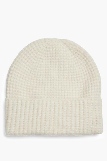 Chapeau écru de PIECES® avec une texture tissée et un bord frisé.
