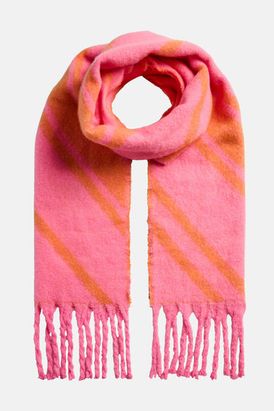 Chapeau d'hiver rose de PIECES® avec un motif rayé et des bords froncés.