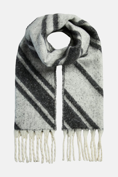 Écharpe rayée d'hiver de PIECES en gris avec des franges aux extrémités.