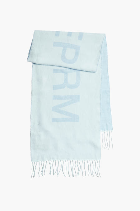 Écharpe d'hiver bleue de PIECES® avec un grand logo et des franges.