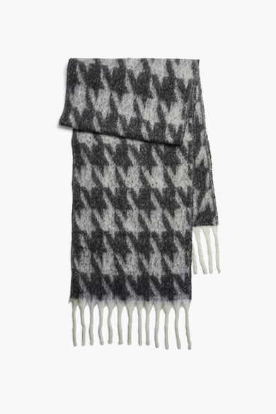 Chapeau d'hiver noir de PIECES® avec un motif carreaux de chien et des franges.