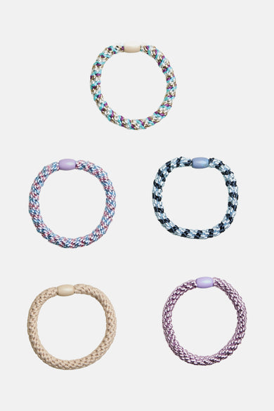 Élastique à cheveux multicolore de PIECES®, avec une texture structurée et une petite connexion.