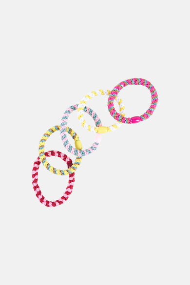 Élastiques tressés multicolores (pour cheveux) de PIECES avec fils brillants et perles colorées, sur une étiquette blanche.