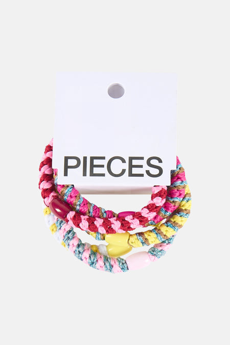 Multicolor gevlochten elastiekjes (haar) van PIECES met glimmende draden en gekleurde kralen, op een wit label.
