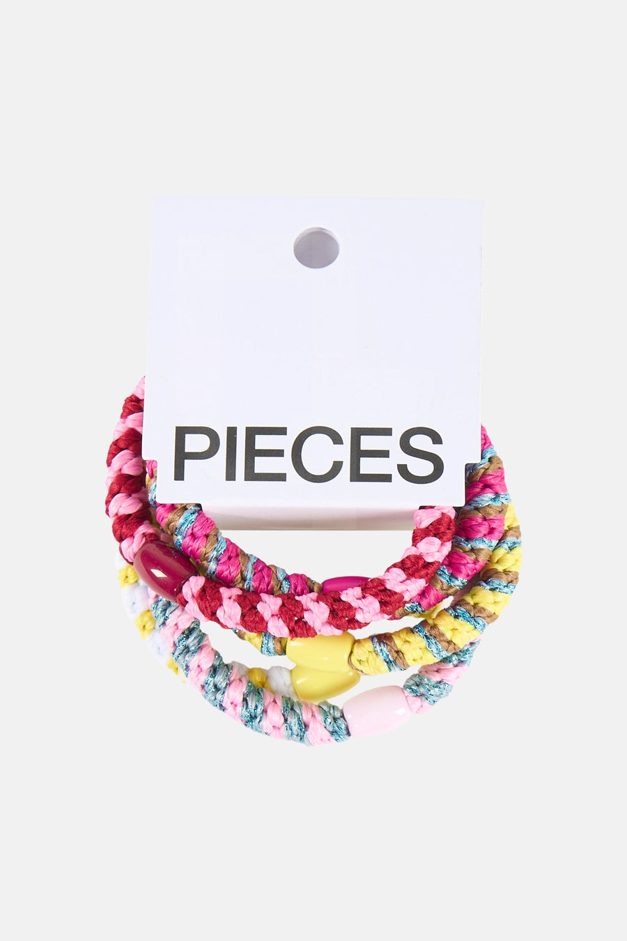 Multicolor gevlochten elastiekjes (haar) van PIECES met glimmende draden en gekleurde kralen, op een wit label.