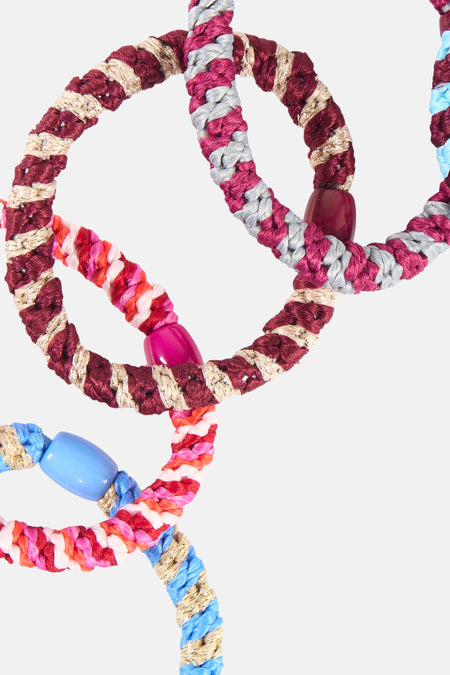Multicolor gevlochten haarelastiek van PIECES® met glanzende draad en kralen.