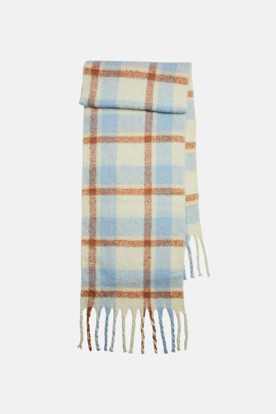 Écharpe d'hiver bleue de PIECES avec un motif de carreaux brun et des franges.