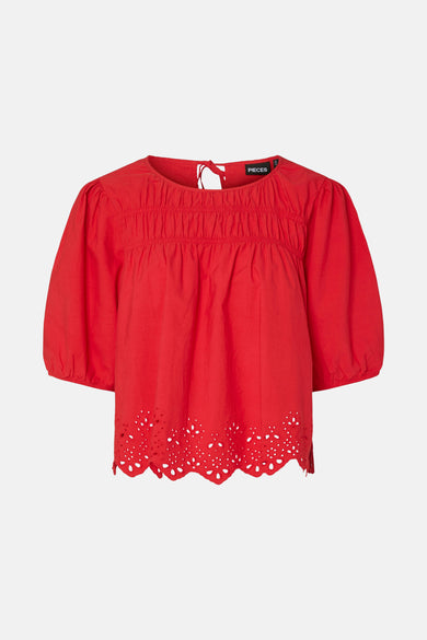 Blouse rouge à manches trois-quarts de Pieces, terminée par une broderie en bas.