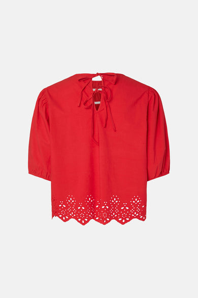 Blouse rouge de PIECES, avec des manches trois-quarts, un col ouvert avec une fermeture à glissière et une broderie sur l'ourlet.