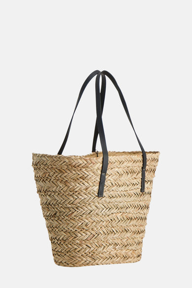 Sac à main beige de PIECES, avec des anses noires et une bandoulière, associé à un t-shirt blanc et des jeans bleus.