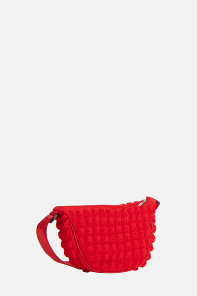 Sac à dos rouge de PIECES®, avec une texture veloutée et un fermoir à l'avant.