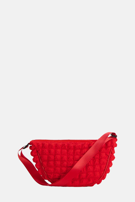 Sac à dos rouge de Pieces, avec texture pelucheuse et sangle d'épaule ajustable.