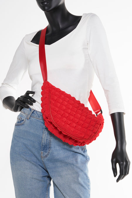 Sac à dos rouge de PIECES®, en tissu tissé, porté par un mannequin en une chemise blanche et des jeans.