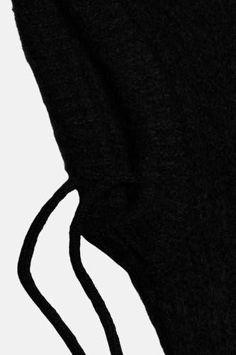Chapeau noir de PIECES®, avec des lanières et une texture cotonneuse, gros plan.
