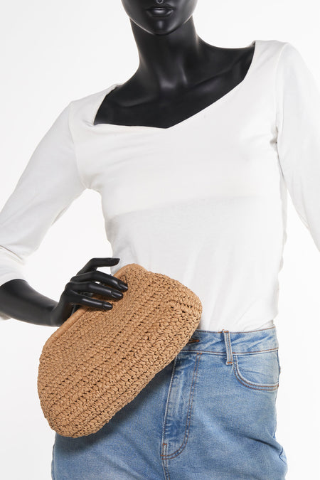 Toilettas beige de Pieces, avec texture tressée, tenues par un mannequin vêtu d'un shirt blanc et de jeans.
