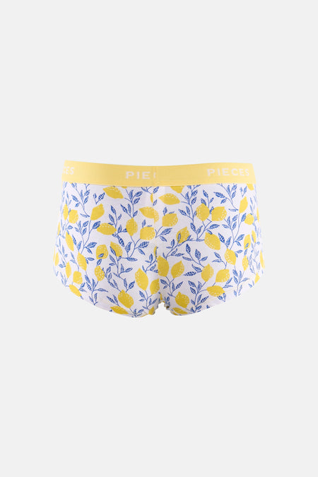 Gele shorty van PIECES met citroenen en blauwe bladeren, met gele tailleband met merknaam.