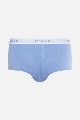 Blauwe shorty van PIECES met een witte elastische tailleband met logo.
