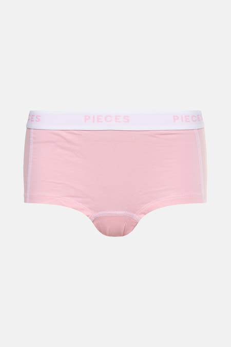 Shorty rose de PIECES avec une ceinture blanche et le logo de la marque.