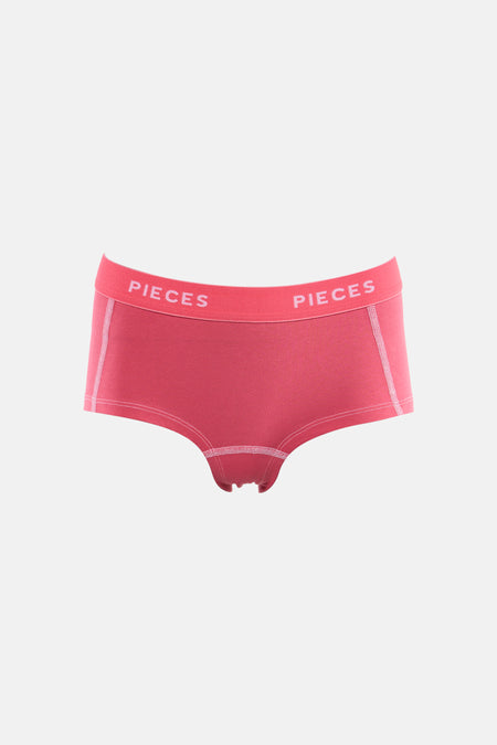 Shorty rose de PIECES, vue arrière, avec tissu côtelé doux et nom de marque sur la ceinture élastique.