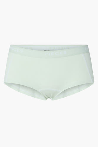 Shorty vert de PIECES avec une ceinture élastique portant le logo "PIECES".