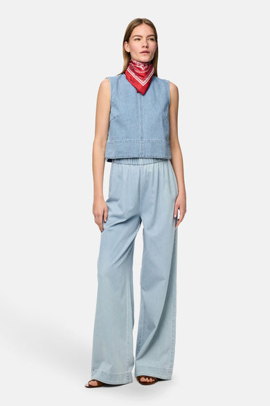 Jean bleu clair de PIECES®, avec des jambes larges et une ceinture élastique.