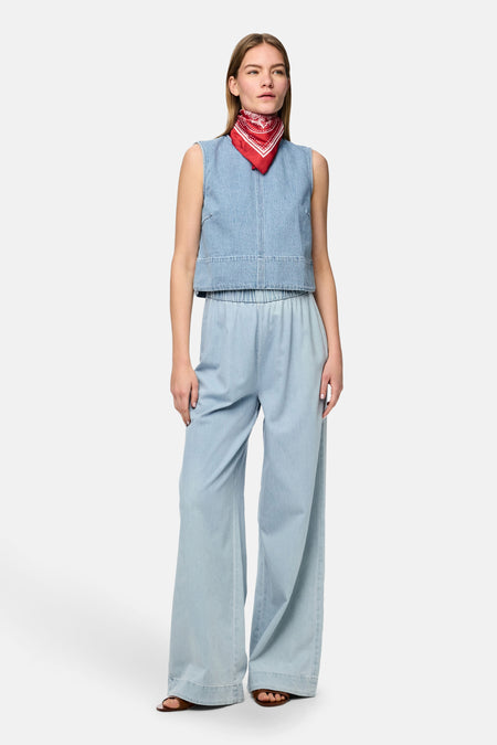 Jean bleu clair de PIECES®, avec des jambes larges et une ceinture élastique.