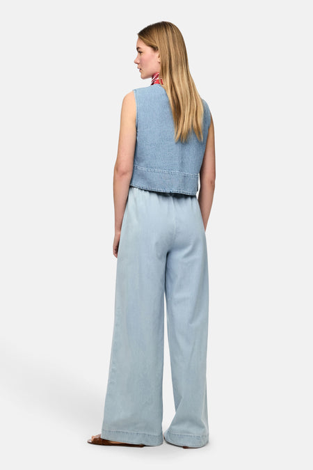 Jean bleu clair de PIECES, avec des jambes larges et une ceinture élastique.