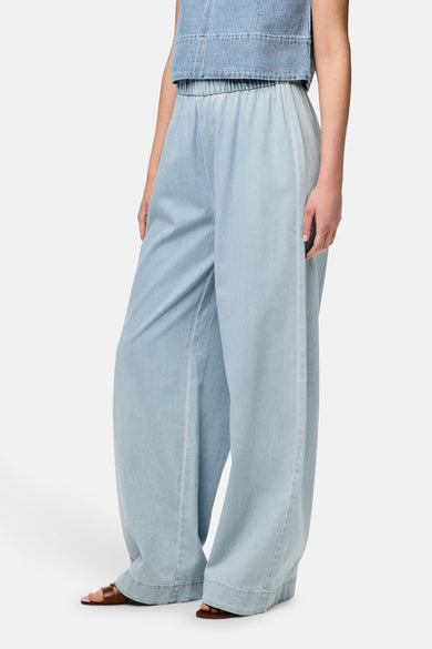 Jean bleu clair de PIECES®, avec des jambes larges et une ceinture élastique.