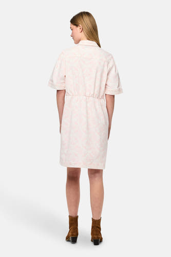 Robe rose à manches courtes de PIECES®, avec un motif et associée à des bottes brunes.