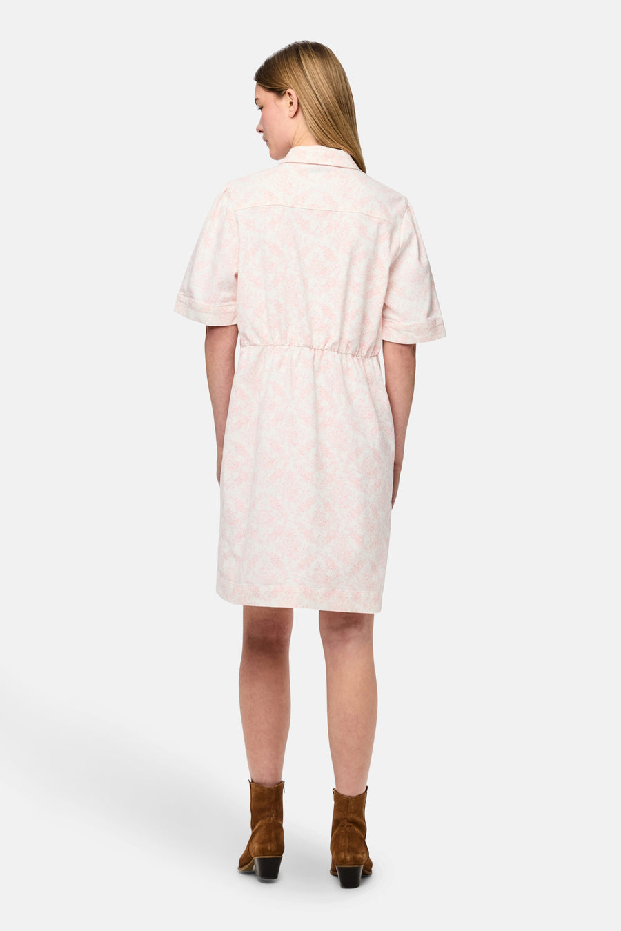 Robe rose à manches courtes de PIECES®, avec un motif et associée à des bottes brunes.