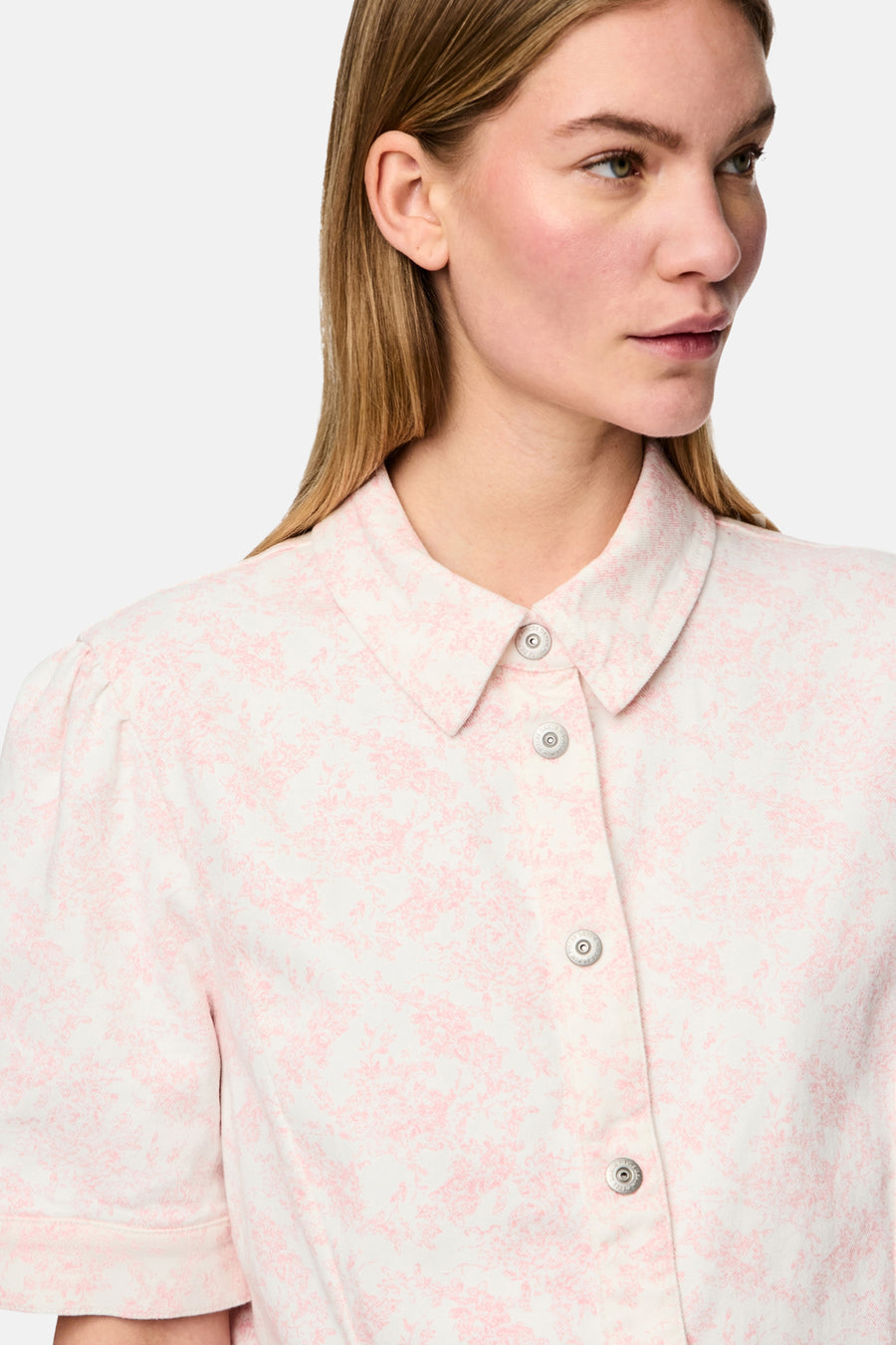 Robe rose à manches courtes de PIECES®, dotée d'un imprimé de fleurs roses et d'une fermeture à boutons.