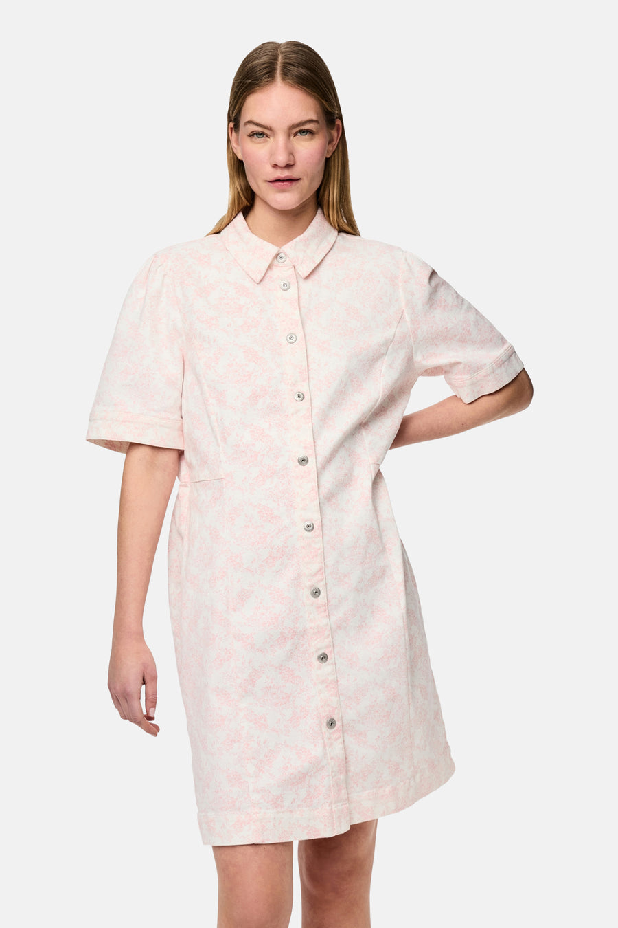 Robe rose à manches courtes de PIECES®, avec fermeture à boutons et motif de fleurs roses claires.
