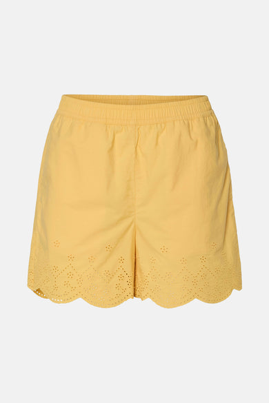 Short bleu de PIECES avec une ceinture élastique et des détails de broderie en bas.