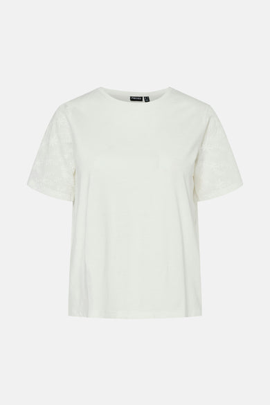 T-shirt blanc de PIECES® avec des manches courtes et un corps droit.