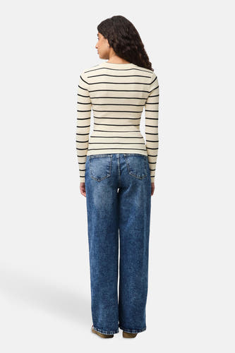 Gilet rond en beige PIECES® avec des rayures horizontales noires, associé à un jeans bleu.