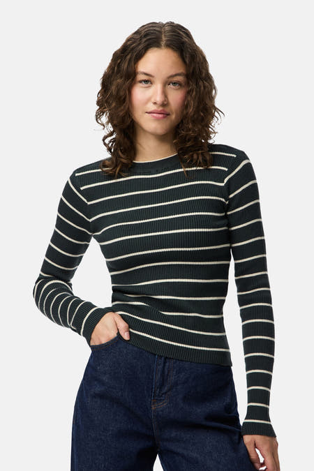 T-shirt vert avec col rond de PIECES®, avec des rayures blanches et un jean foncé.