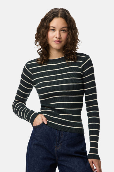 T-shirt vert avec col rond de PIECES®, avec des rayures blanches et un jean foncé.