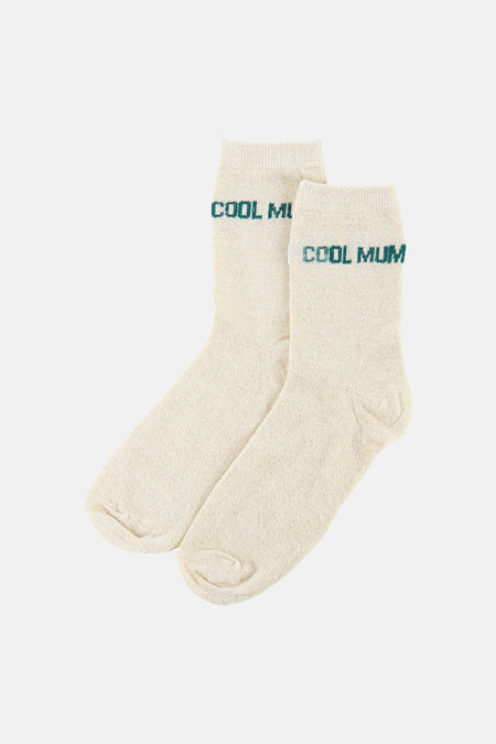 Chaussettes écru de Pieces, avec le texte "Cool Mum" en vert.